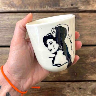 Amy Winehouse, krus porselen 9 cm 