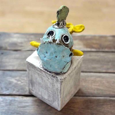 Fisk på sokkel, 30h cm skulptur (blå)