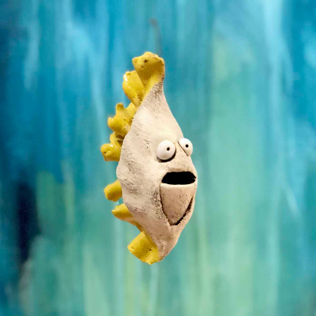 Fruktpiraya, gul keramikk skulptur tak