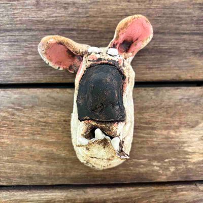 Liten hund Fido, skulptur vegg, keramikk (T-144)