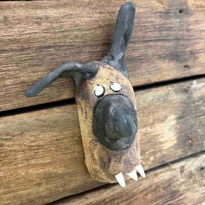Liten hund Fido, skulptur vegg, keramikk (T-145)