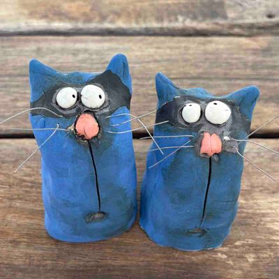Blå banditt-katt, skulptur keramikk ca 9.5  cm