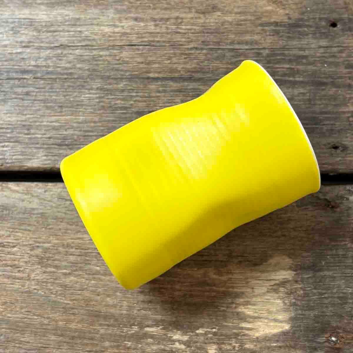 Coffee helps, krus porselen 10 cm (gul)