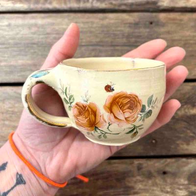 Undulater og blomster, kopp keramikk ca 7 cm 