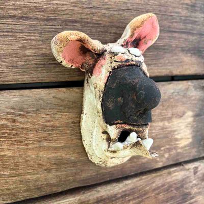 Liten hund Fido, skulptur vegg, keramikk (T-144)