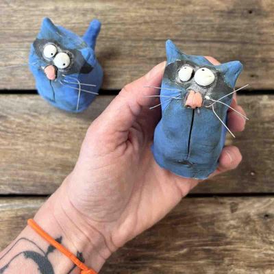 Blå banditt-katt, skulptur keramikk ca 8.5  cm