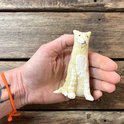 Katt gul-beige, skulptur 10 cm