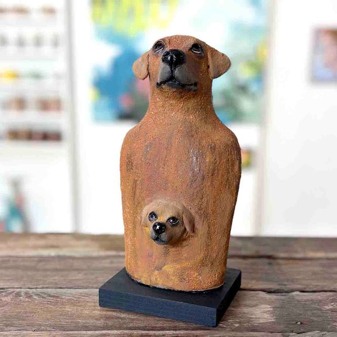 Hovedbilde Forsørger, skulptur keramikk 25 cm (brun hund)