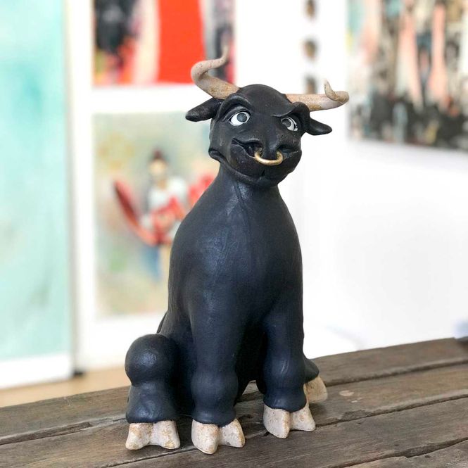 Hovedbilde Sittende okse, 38 cm keramikk skulptur