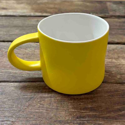 Life happens coffee helps, kopp porselen 7 cm (gul)