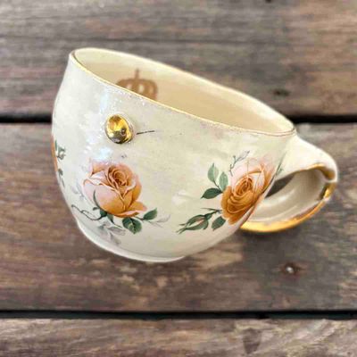 Undulater og blomster, kopp keramikk ca 7 cm 