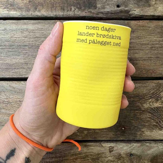 Hovedbilde Lande med pålegget ned, krus porselen 10 cm (gul)